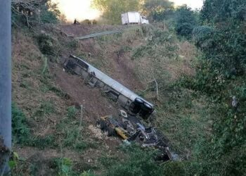 Camión cae en barranco en curva de “La Herradura”, Usulután