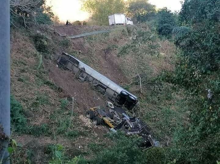 Camión cae en barranco en curva de “La Herradura”, Usulután
