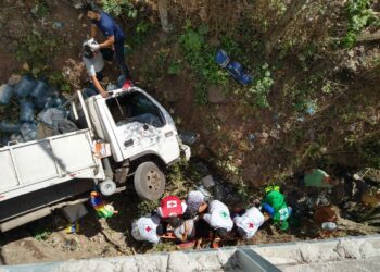 Seis personas resultan lesionadas al caer dos vehículos en quebrada de Sensuntepeque