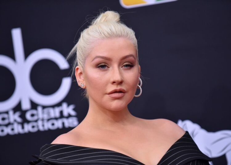 Christina Aguilera refuerza misión femenina cantando en español y empoderando a la mujer