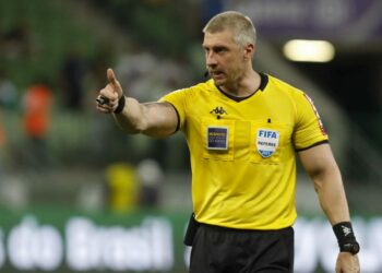 Suspenden a los árbitros que olvidaron los banderines en el hotel y usaron un chaleco reflectante en el partido Chile vs Argentina