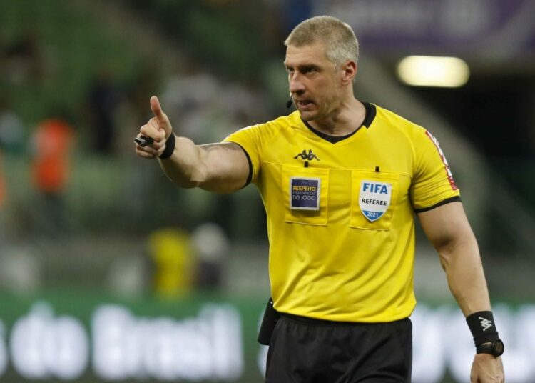 Suspenden a los árbitros que olvidaron los banderines en el hotel y usaron un chaleco reflectante en el partido Chile vs Argentina