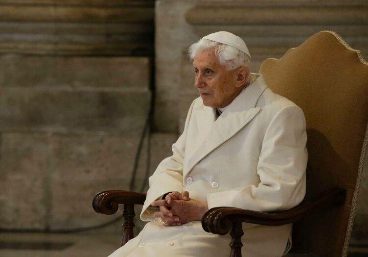Vaticano defiende a Benedicto XVI en casos de abuso
