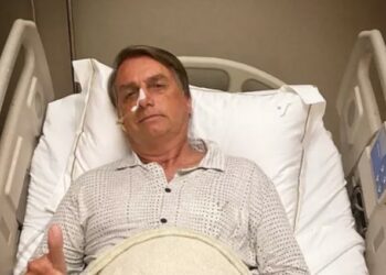 El presidente de Brasil Jair Bolsonaro confirmó que le harán exámenes para “una posible cirugía por obstrucción interna en la región abdominal”