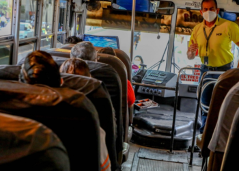 Pasajeros del transporte público someten a ladrón y lo entregan a la PNC