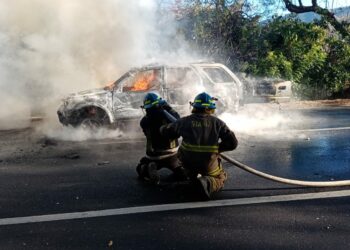 Vehículo se incendia en carretera a Santa Ana