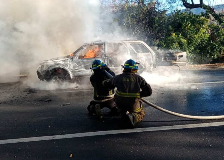 Vehículo se incendia en carretera a Santa Ana