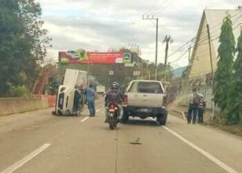 Se reporta vehículo volcado en carretera Troncal del Norte