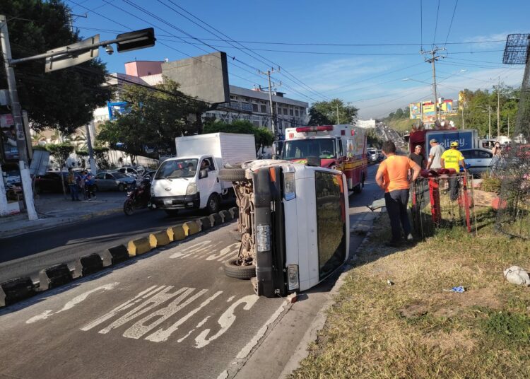 Se reporta vehículo volcado en el bulevar del Ejército
