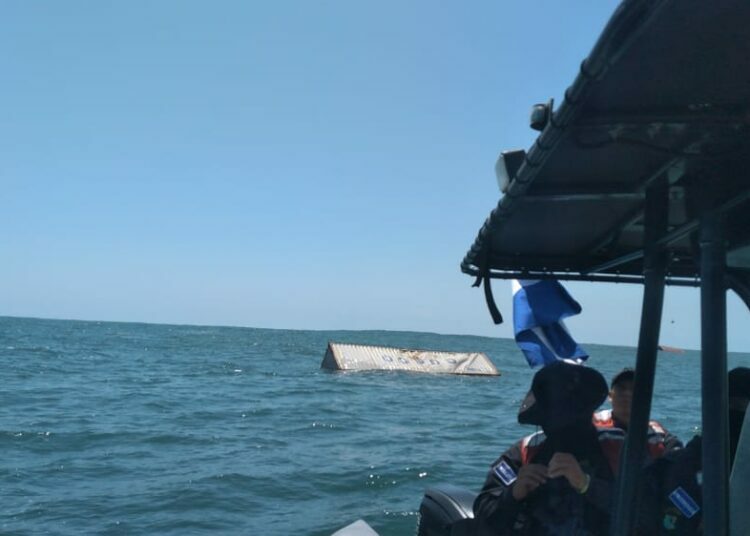 Capturan a capitán de buque filipino por contaminación en aguas salvadoreñas