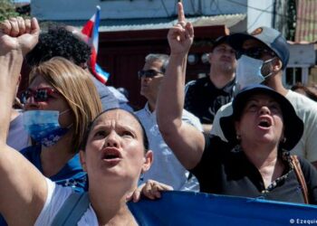 (VIDEOS) Una turba antivacunas irrumpe con violencia en un hospital de Costa Rica para intentar sacar a un niño ingresado