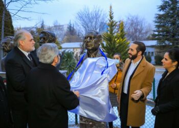 Develan busto del Dr. Armando Bukele en Universidad de Ankara, Turquía