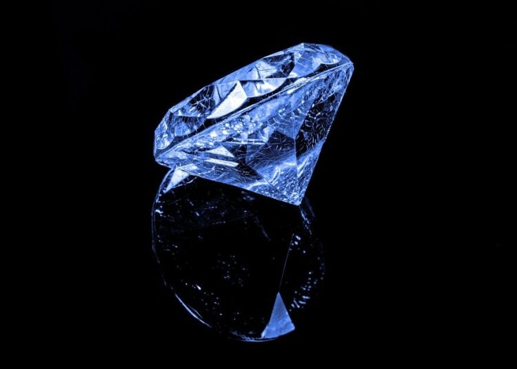 (FOTOGRAFÍA) Subastarán un raro diamante negro valorado en casi 7 millones de dólares que podría provenir del espacio exterior