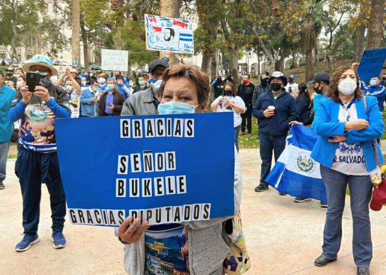 Salvadoreños en EE.UU. realizan concentración en apoyo al presidente Nayib Bukele