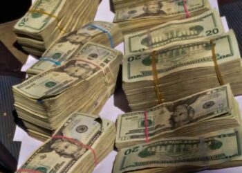 Portaban $50 mil en efectivo y fueron detenidos en la carretera de el Litoral