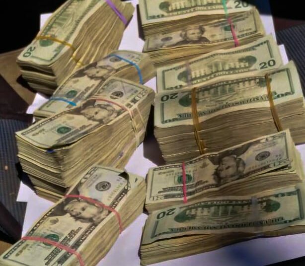 Portaban $50 mil en efectivo y fueron detenidos en la carretera de el Litoral