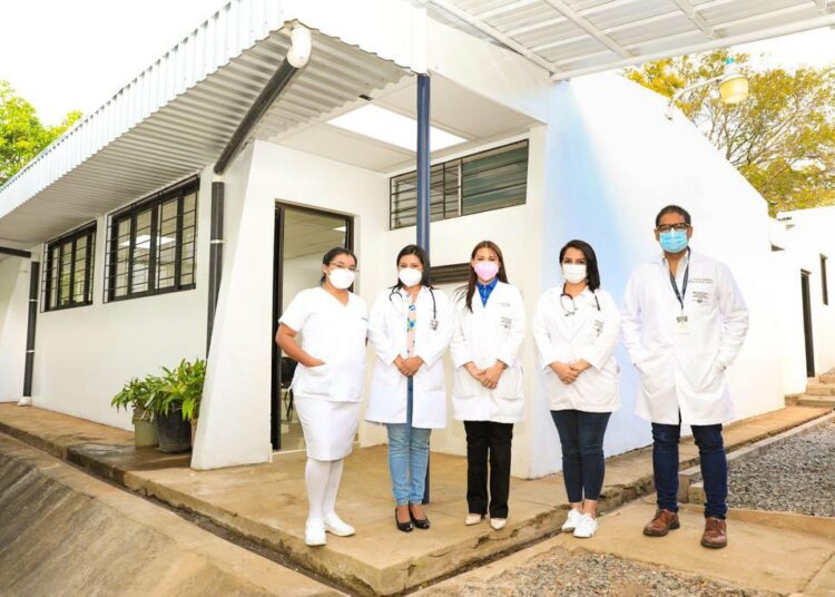 Presidente Bukele inaugura áreas de descanso de 30 hospitales públicos