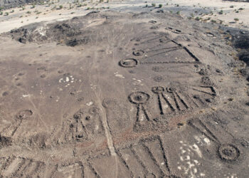 Descubren en Arabia Saudita una red de carreteras antiguas marcadas por tumbas humanas