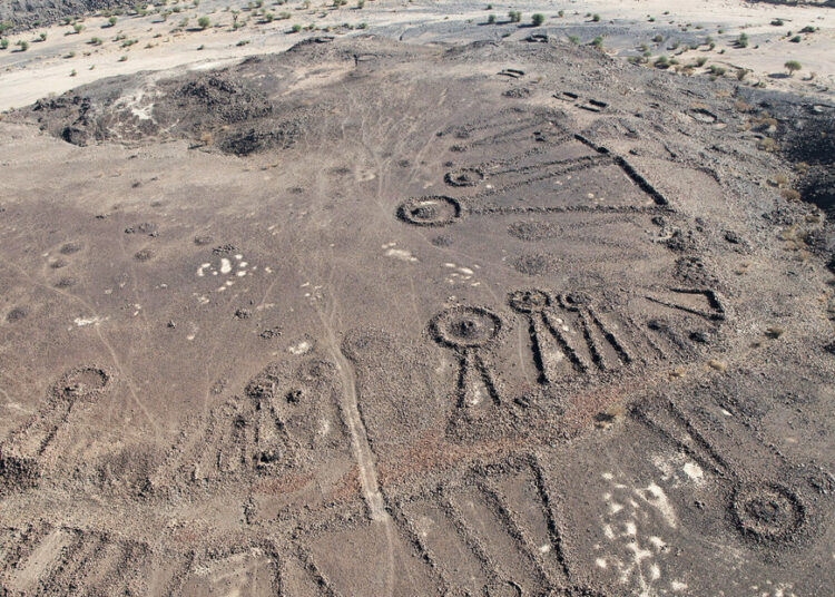 Descubren en Arabia Saudita una red de carreteras antiguas marcadas por tumbas humanas