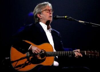 Eric Clapton siembra la polémica al afirmar que las personas vacunadas están «bajo hipnosis»