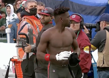(VIDEO) El jugador Antonio Brown de los Bucaneros se quitó el uniforme en pleno partido, abandonó el campo y lo despidieron del equipo