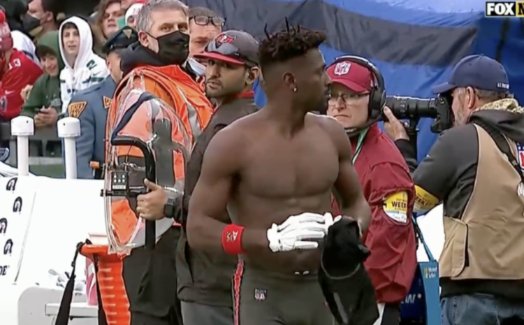 (VIDEO) El jugador Antonio Brown de los Bucaneros se quitó el uniforme en pleno partido, abandonó el campo y lo despidieron del equipo