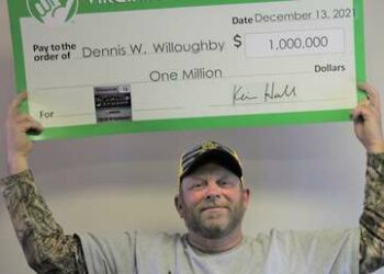 Fue a un minimercado por leche con chocolate, termina comprando un billete de lotería ganador de un millón de dólares