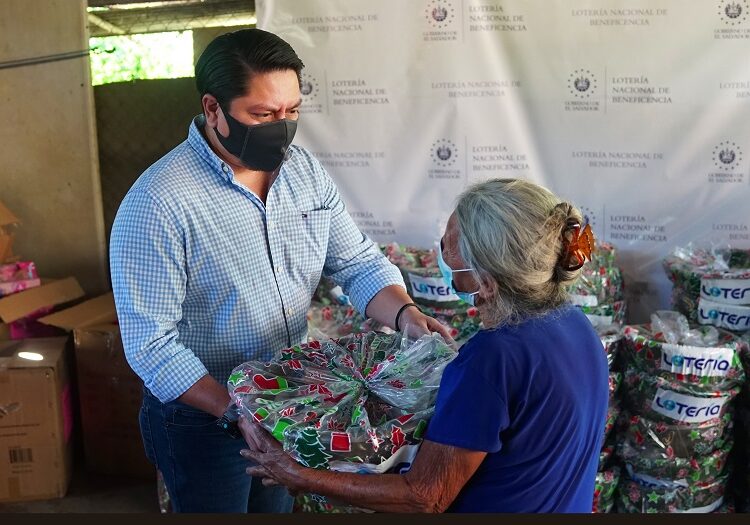 LNB entregó canastas básicas y juguetes a familias de la cooperativa ACOPAAZ de Nahuizalco