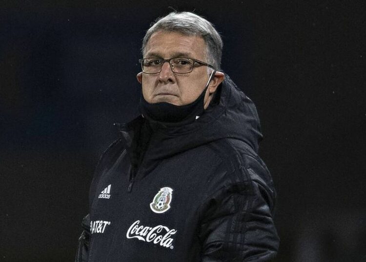 “Fuera Tata”: así tundieron al técnico del Tri por su actuación en el Azteca
