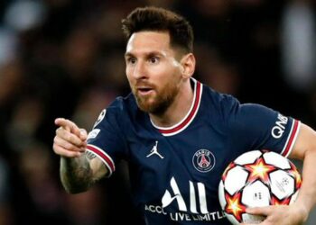 Lionel Messi recibió una camiseta firmada por el Papa Francisco