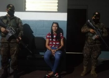 Mujer es interceptada con droga en Mejicanos