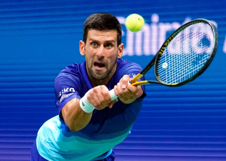 Captan al tenista serbio Novak Djokovic sin mascarilla en un avión tras ser deportado de Australia