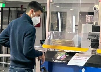 Las primeras imágenes de Djokovic en el hotel para refugiados y su reacción al ver fanáticos en la puerta