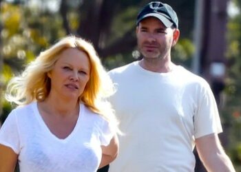 Pamela Anderson se divorció por quinta vez tras un año casada con Dan Hayhurst