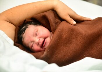 Presentan a primeros bebés del 2022 y se entrega incentivos económicos a las madres