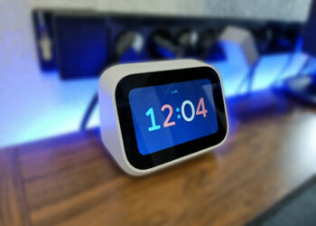 Un despertador inteligente controla todas sus rutinas con Google