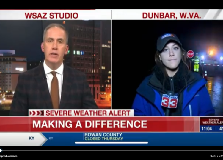 (VIDEO) «Así es la televisión en vivo»: un coche atropella a una corresponsal y esta sigue con su informe como si nada