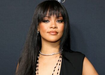Rihanna presume mechas rosa pastel y el corte en más tendencia para 2022