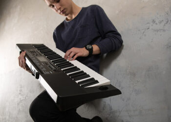 Crean un teclado musical que recibe el texto de una aplicación móvil y lo canta por ti