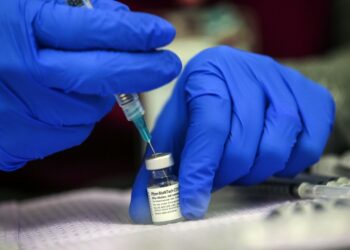 La inmunidad que generan las vacunas contra el covid-19 de Moderna y Pfizer disminuye con ómicron, según estudio