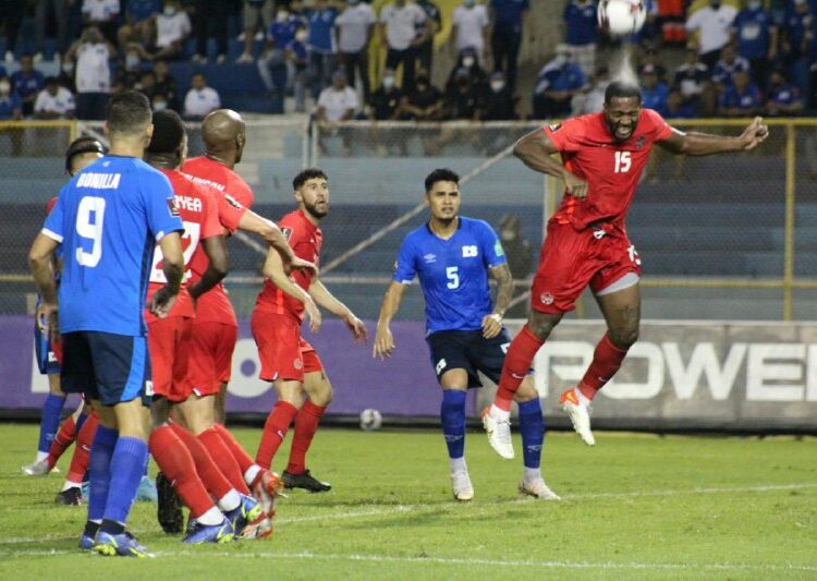 El árbitro, el VAR y Canadá eliminaron a El Salvador de Qatar