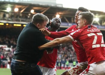 (VIDEO) Locura en la FA Cup: un seguidor del Leicester se metió en la cancha y atacó a golpes a los jugadores del Nottingham Forest