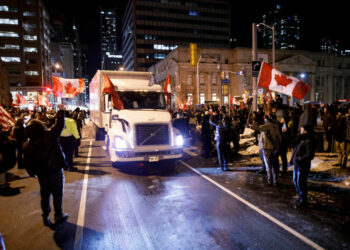 Camioneros y manifestantes bloquearon la frontera entre Canadá y EEUU para protestar contra las restricciones por el coronavirus