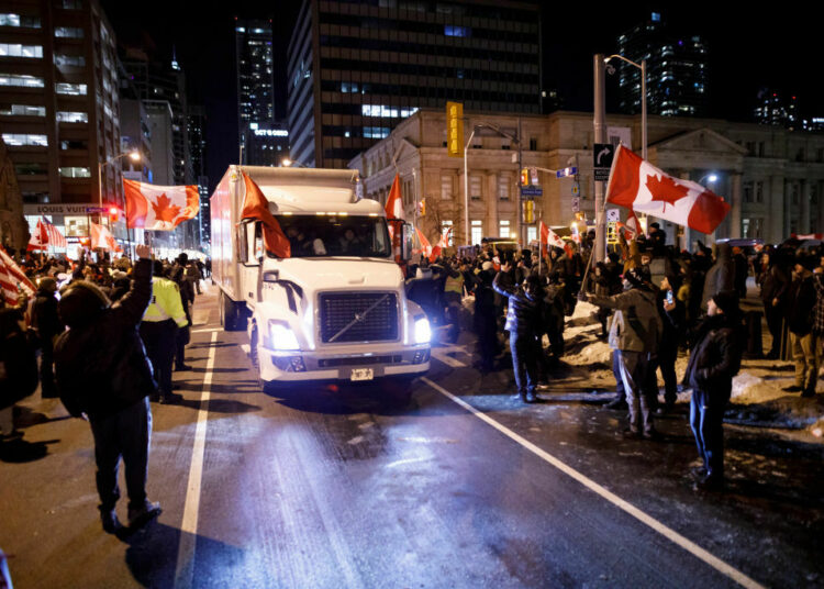 Camioneros y manifestantes bloquearon la frontera entre Canadá y EEUU para protestar contra las restricciones por el coronavirus