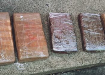 Capturan a traficantes de drogas con 5 kilos de cocaína valorada en $125,000 ocultos en una camioneta