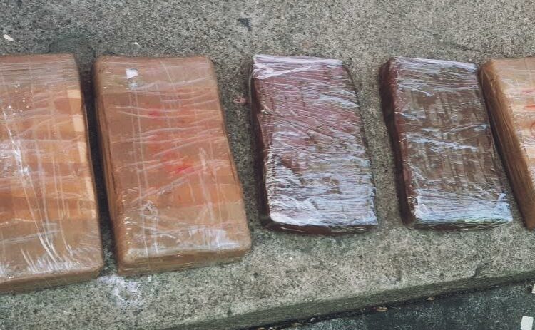 Capturan a traficantes de drogas con 5 kilos de cocaína valorada en $125,000 ocultos en una camioneta