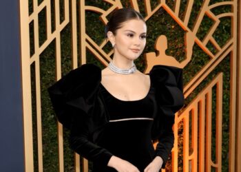 (VIDEO) Selena Gómez sufre caída en la alfombra de los SAG Awards 2022