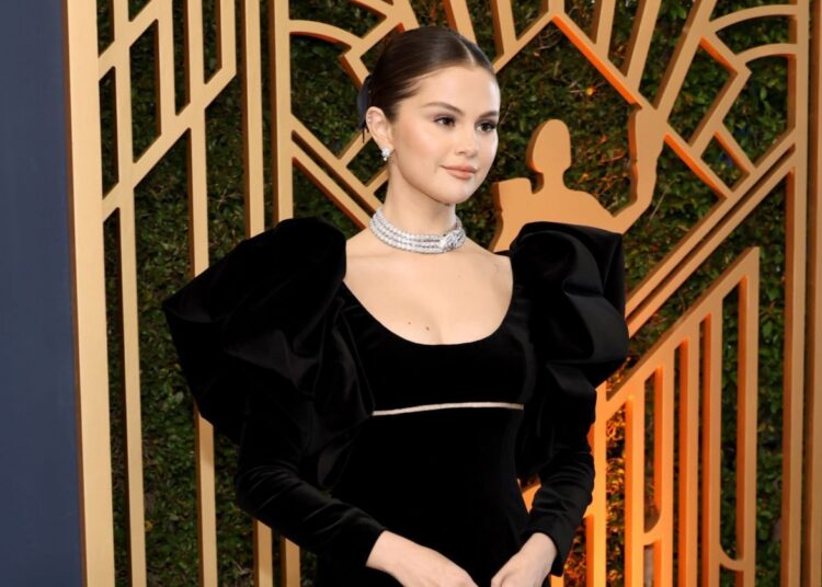 (VIDEO) Selena Gómez sufre caída en la alfombra de los SAG Awards 2022