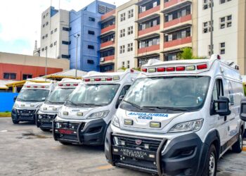 Gobierno entrega flota de ambulancias a hospitales y unidades médicas