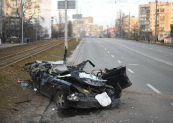 El momento en que un tanque ruso aplastó un automóvil civil en Kiev y el milagroso rescate con vida de su conductor